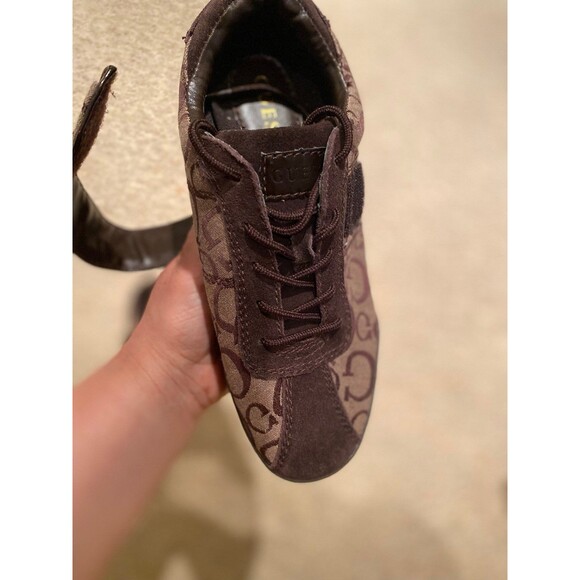 Authentic Guess Sneakers 8.5 Women’s Brown Monogram NWOB  canvas gold accents - Picture 4 of 12